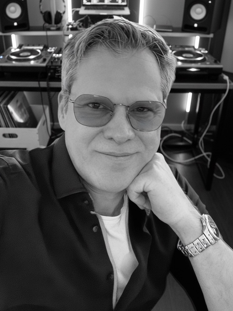 Andreas von Best Time DJs aus München im DJ-Studio mit DJ-Controllern, Studiomonitoren und Kopfhörern.