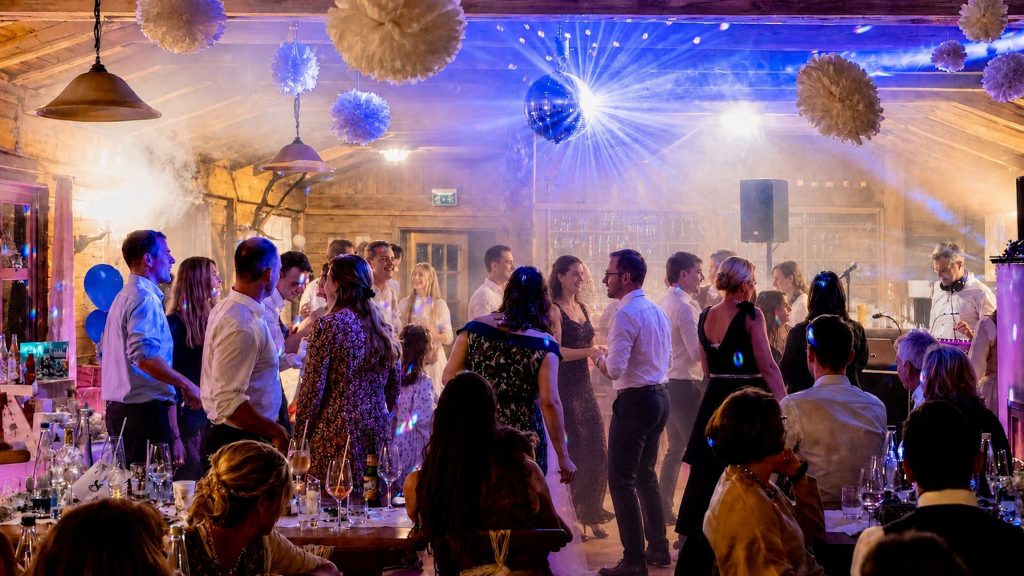 Hochzeitsfeier in der Jagdhütte des Hotel Hofmair in Hetzenhausen mit tanzenden Gästen, stimmungsvoller Lichtshow und professioneller DJ-Begleitung von Best Time DJs.