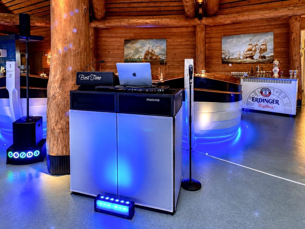 DJ-Pult von Best Time DJs mit Laptop und blauer LED-Beleuchtung im Hafenrestaurant der Therme Erding bei München.