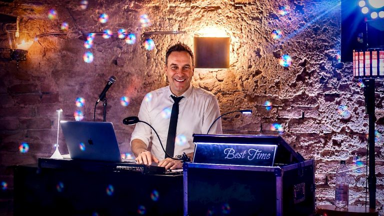 DJ Matthias von Best Time DJs bei einer Hochzeit im Stadl von Schloss Neuburg an der Kammel. Mit professioneller DJ-Technik, stimmungsvoller Beleuchtung und persönlicher Betreuung sorgt er für die passende musikalische Begleitung des Hochzeitstags.