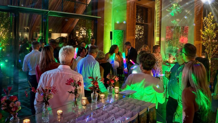 Geburtstagsfeier in der Alten Spinnerei Kolbermoor mit stimmungsvoller grüner Ambientebeleuchtung, bunten LED-Leuchtstäben und professioneller DJ-Begleitung von Best Time DJs.